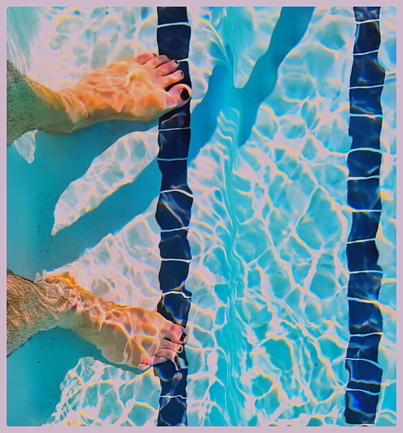 Photo la partie inférieure de l'homme dans la piscine