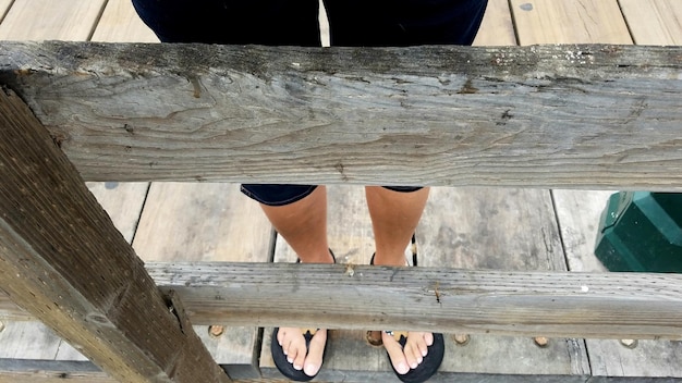 Photo la partie inférieure de l'homme debout sur le bois