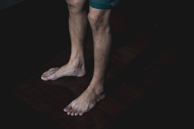 Photo la partie inférieure de l'homme debout sur un fond noir