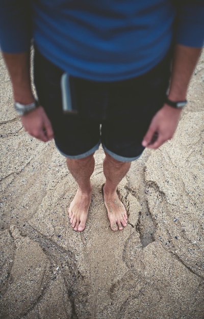 Photo la partie inférieure de l'homme debout sur la plage