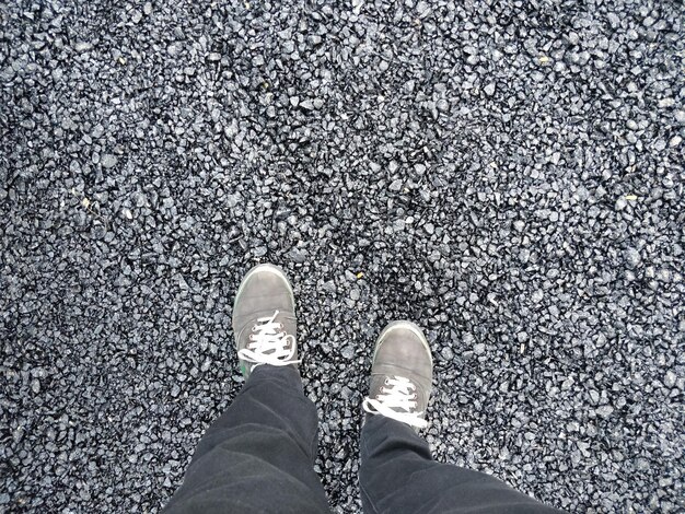 Photo la partie inférieure de l'homme debout sur la route