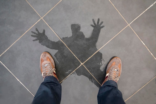 Photo la partie inférieure de l'homme debout sur un sol en carreaux humide