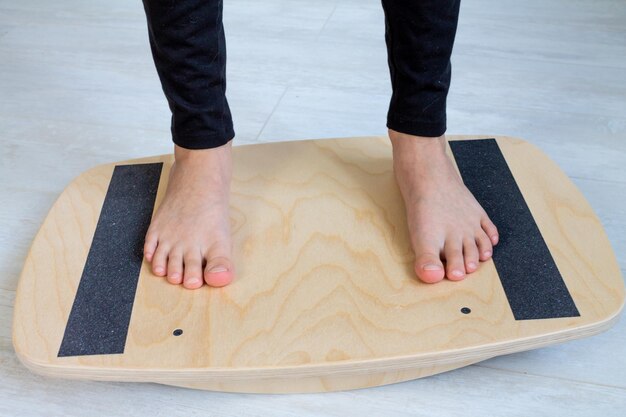 La partie inférieure de l'homme debout sur la table