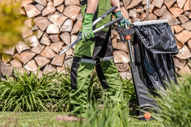 La partie inférieure de l'homme debout sur le terrain