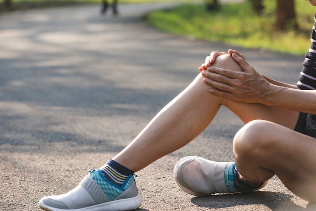 Photo partie inférieure de l'homme avec douleur au genou