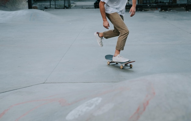 La partie inférieure de l'homme faisant du skateboard sur un skateboard