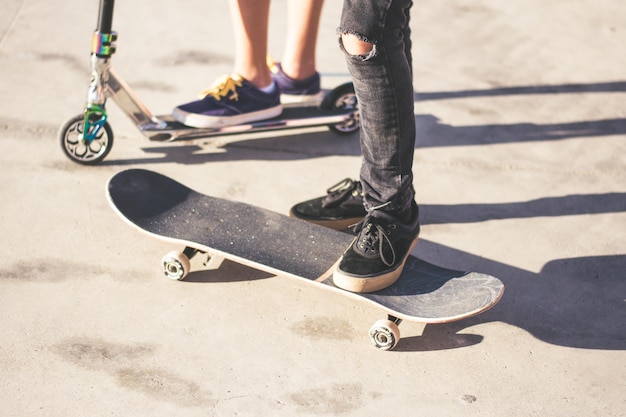 La partie inférieure de l'homme faisant du skateboard sur un skateboard