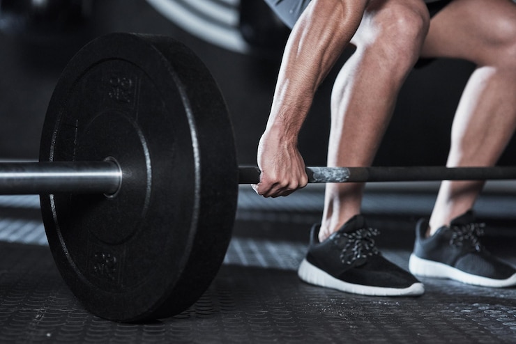 Photo la partie inférieure de l'homme faisant de l'exercice au gymnase
