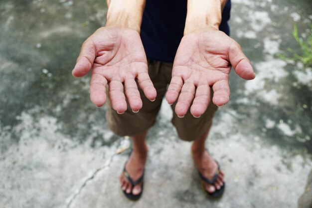 Photo la partie inférieure de l'homme fait des gestes alors qu'il se tient sur le trottoir