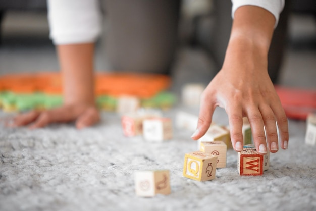 Photo la partie inférieure de l'homme jouant avec des blocs de jouets