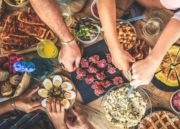 Une partie inférieure de l'homme mangeant à table.