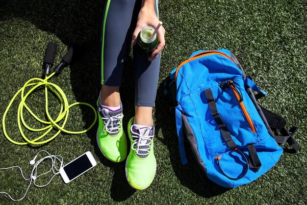 Photo la partie inférieure de l'homme portant des chaussures sur l'herbe