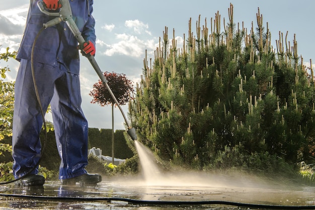 Photo la partie inférieure de l'homme pulvérisant de l'eau