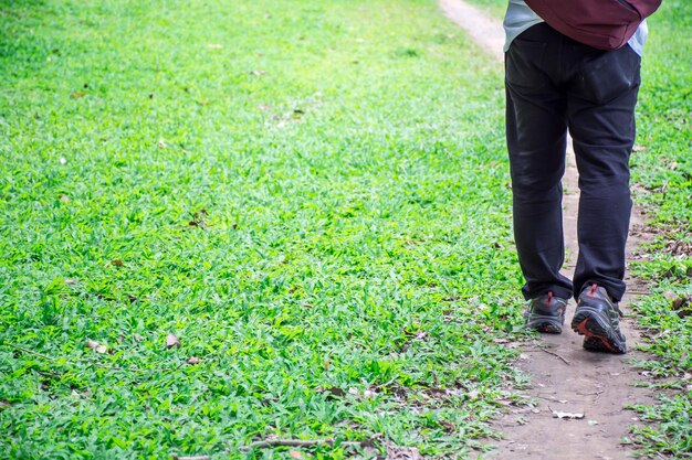 Photo la partie inférieure de l'homme qui marche sur le champ