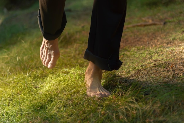 La partie inférieure de l'homme qui marche sur le champ