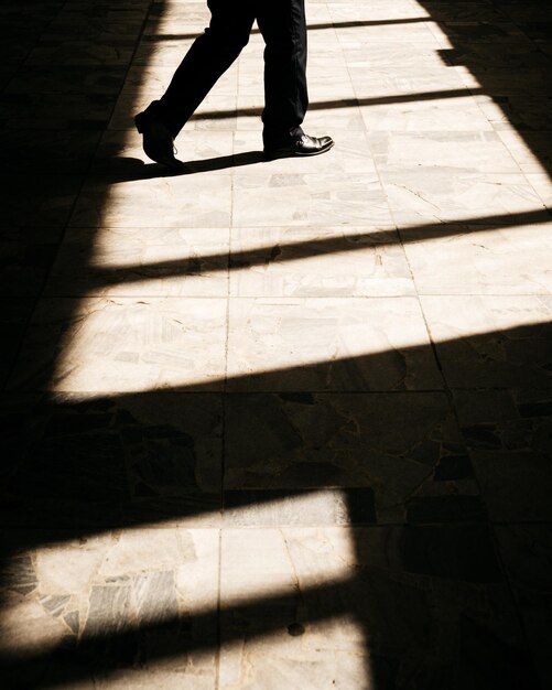 Photo la partie inférieure de l'homme qui marche dans la rue