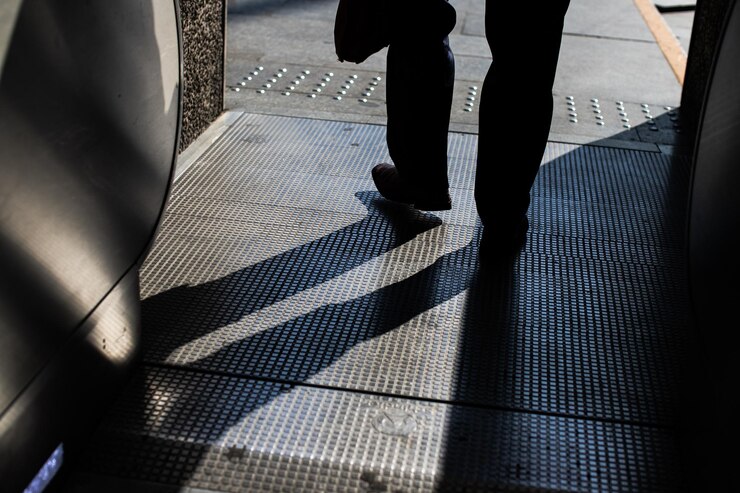 Photo la partie inférieure de l'homme qui marche sur l'escalier mécanique