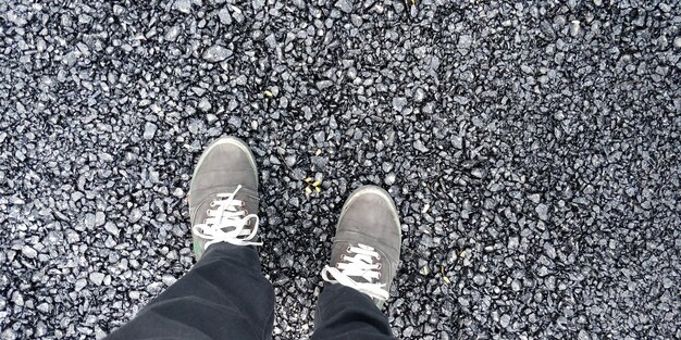 Photo la partie inférieure de l'homme qui marche sur la route