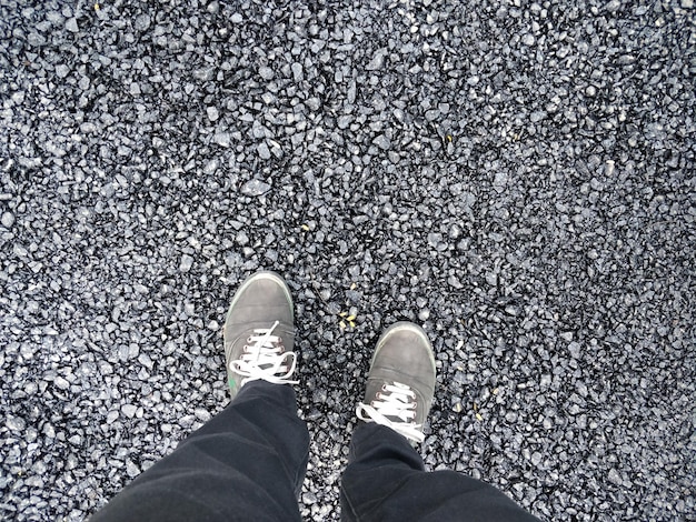 Photo la partie inférieure de l'homme qui marche sur la route