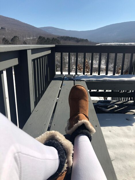 Photo la partie inférieure de l'homme reposant sur la balustrade