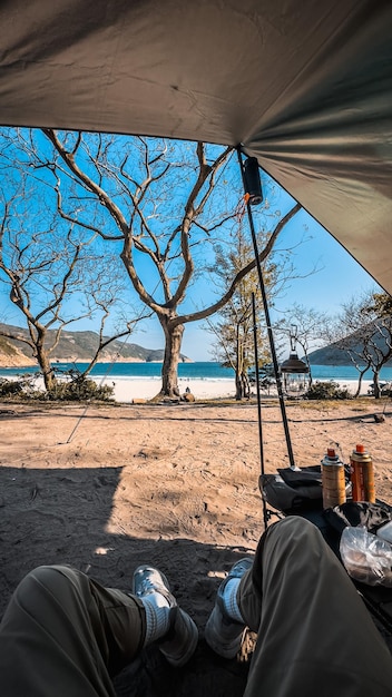 Photo la partie inférieure de l'homme se détend sur la plage