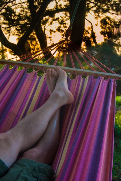 La partie inférieure de l'homme se détendant sur un hameau