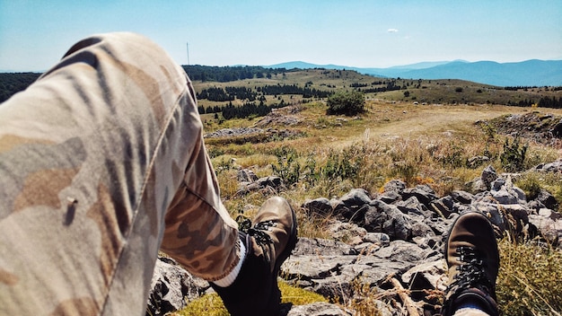 Photo une partie inférieure de l'homme se reposant à l'extérieur.