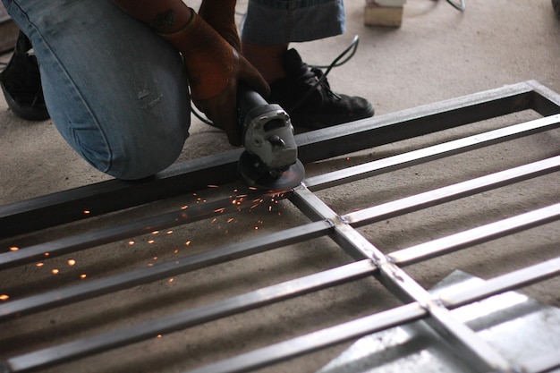 Photo la partie inférieure de l'homme travaillant dans l'industrie