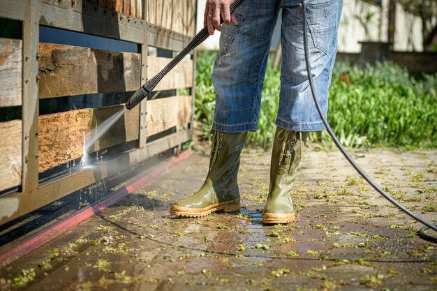 Photo la partie inférieure de l'homme travaillant à l'extérieur