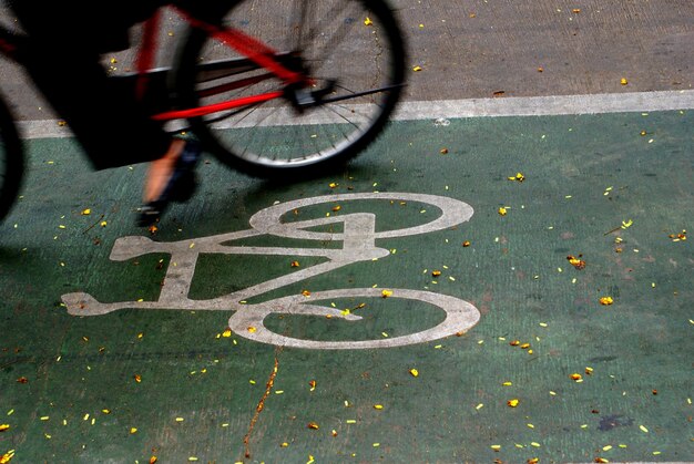 La partie inférieure de l'homme avec le vélo dans la rue