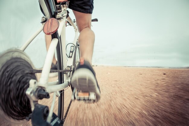 Photo la partie inférieure d'un homme à vélo sur la mer