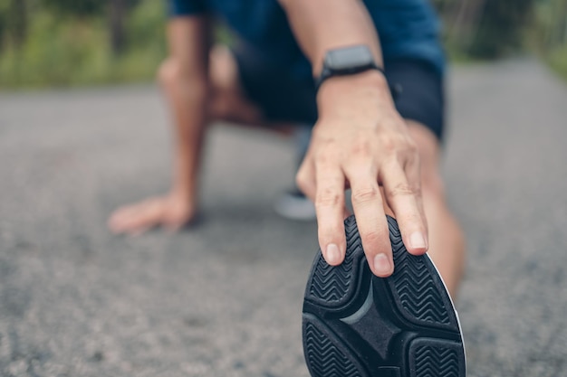 La partie inférieure des jambes d'une femme dans la rue