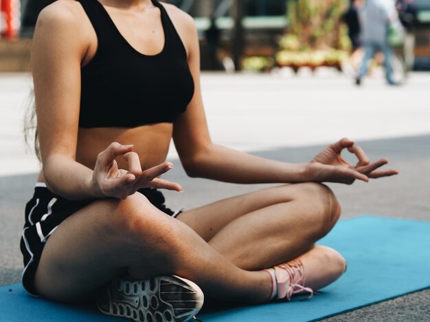 Photo la partie inférieure d'une jeune femme faisant du yoga