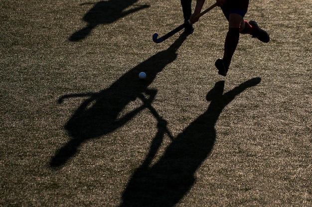 Photo la partie inférieure des joueurs jouant au hockey sur le terrain