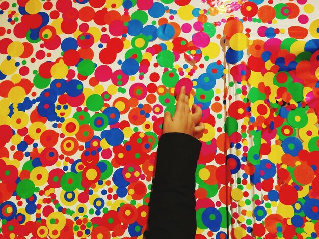 Photo la partie inférieure d'une personne portant un parapluie multicolore