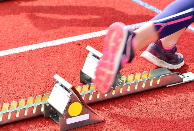 Photo la partie inférieure d'une personne qui court sur une piste de sport