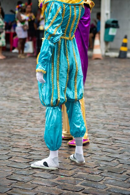Photo une partie inférieure de personnes en costumes s'amusant pendant le carnaval dans la ville de maragogipe en bahia