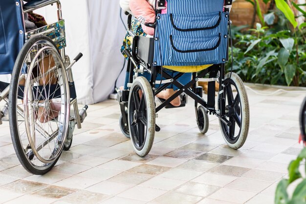 Photo la partie inférieure des personnes en fauteuil roulant