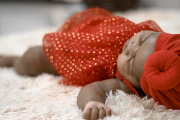 Photo la partie inférieure d'une petite fille allongée sur le lit à la maison