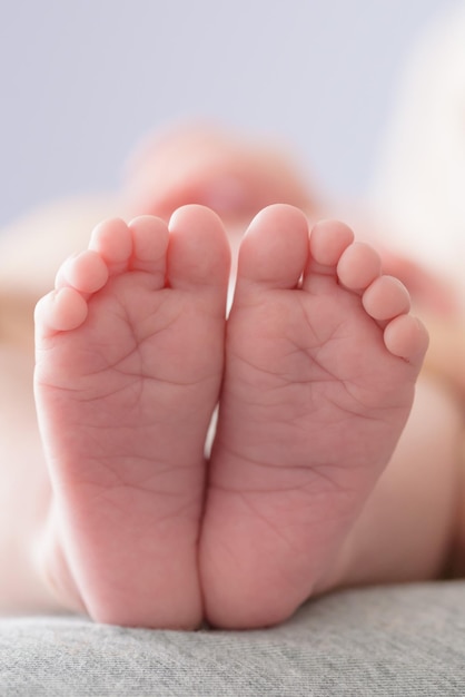 La partie inférieure de la petite fille allongée sur le lit