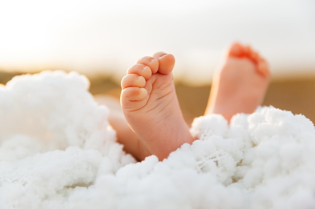 La partie inférieure de la petite fille