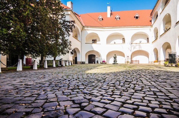 Photo partie intérieure d'un ancien château de polanok situé dans la ville de mukachevo ukraine bastion intérieur