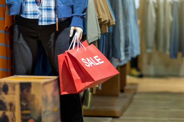 Partie d&#39;un mannequin masculin vêtu de vêtements décontractés