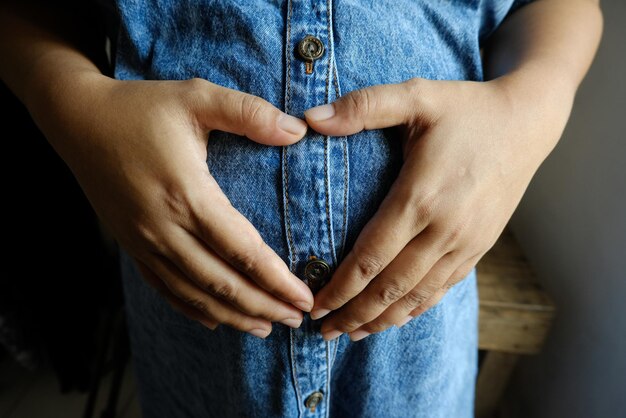 Photo la partie médiane d'une femme enceinte touchant son estomac