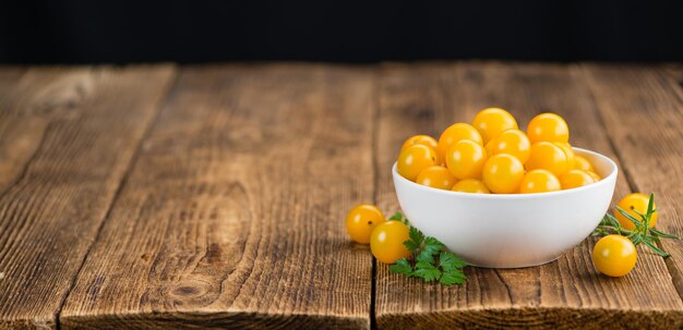 Partie de mise au point sélective de tomates jaunes