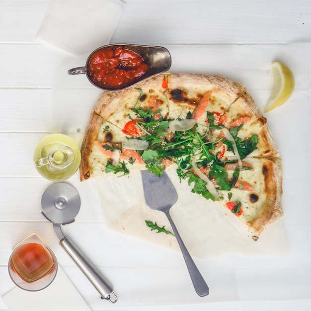 Une partie de pizza sur une table en bois blanc