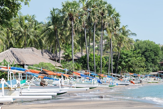 Partie de la plage de sable dans le village de Bunutan, Amed, Bali