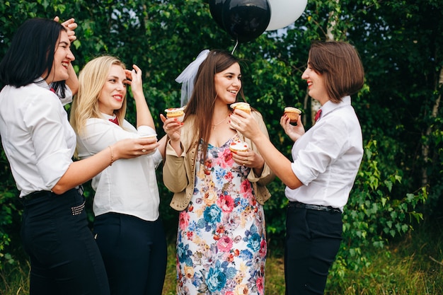 partie de poule. Mariage. femmes lors d'une fête.