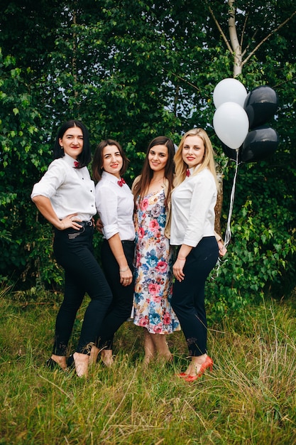 partie de poule. Mariage. femmes lors d'une fête.