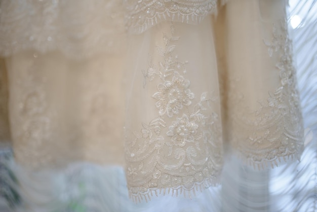 Partie d'une robe de mariée en ivoire Dentelle française sur la robe de la mariée avec des perles